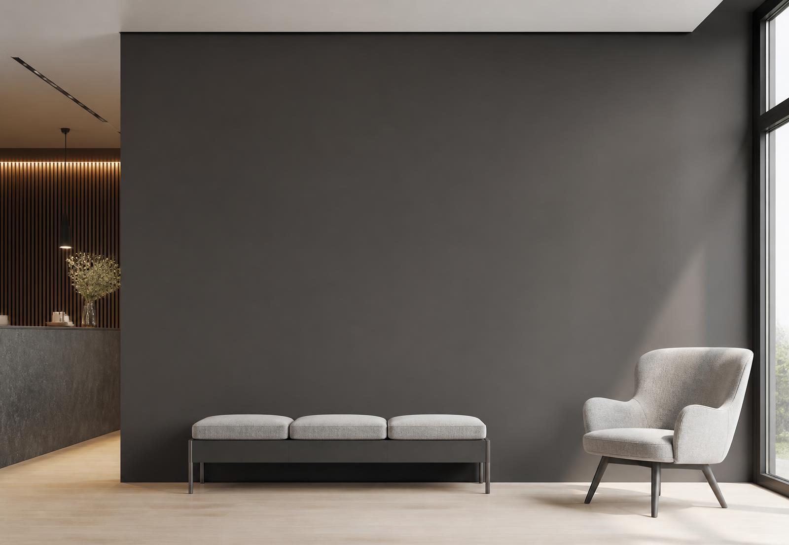 Moderner Empfangsbereich mit anthrazitfarbener Wand und Bank